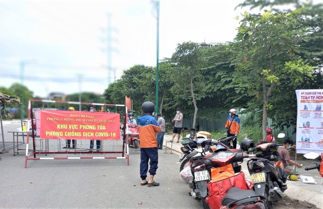 Thực hiện giãn cách xã hội, nhiều lao dộng tự do gặp khó khăn.
