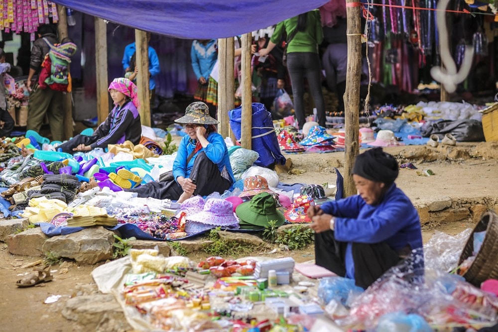 Ngoài ra, đồng bào dân tộc nơi đây còn bán những vật dụng cần thiết trong gia đình và công việc. (Ảnh: Minh Sơn/Vietnam+).