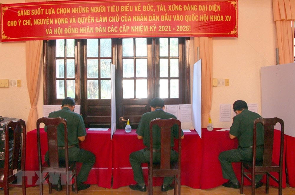 Cử tri lực lượng vũ trang Hậu Giang bầu cử sớm. (Ảnh: Hồng Thái/TTXVN).