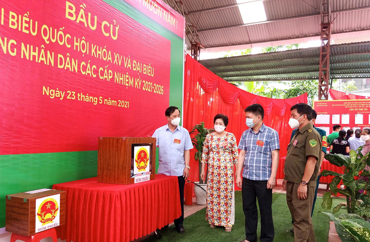 Ông Trịnh Hữu Bàn, Phó chủ tịch Uỷ ban MTTQ tỉnh kiểm tra công tác bầu cử tại TDP số 3 (thị trấn An Châu).  