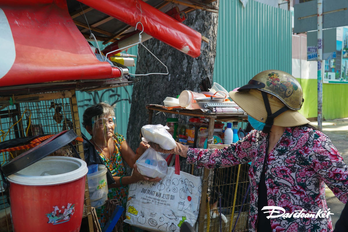 Một cụ bà sống bên xe đẩy được được chị gửi tặng 2 phần cơm.