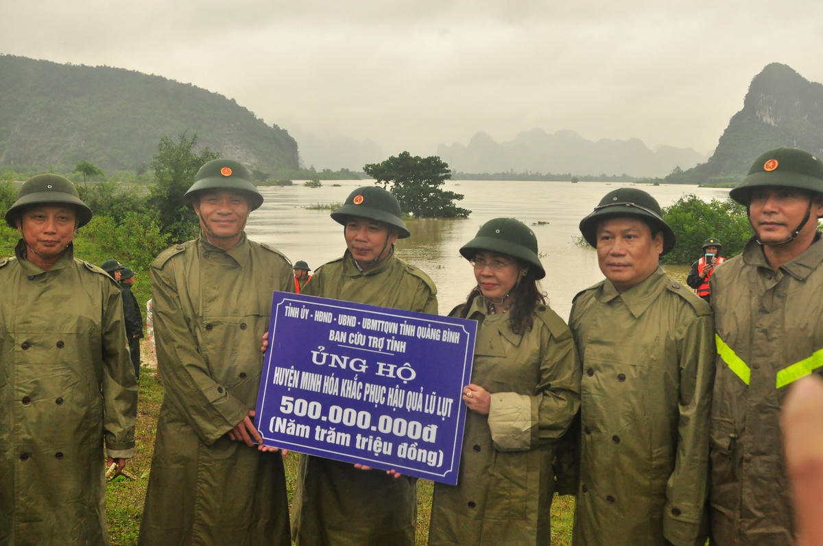 Đoàn công tác ủng hộ huyện Minh Hóa 500 triệu đồng khắc phục hậu quả lũ lụt.