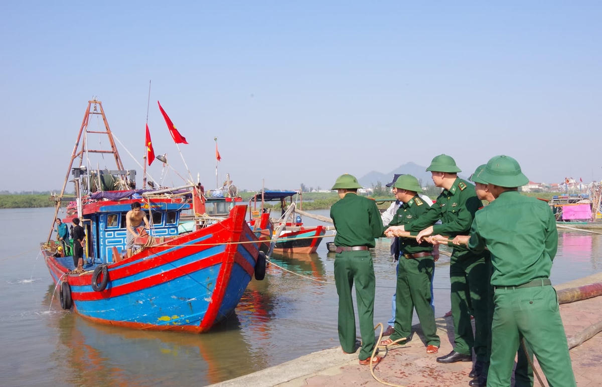 Tàu thuyền được giằng néo cẩn thận ở cảng cá Thạch Kim.