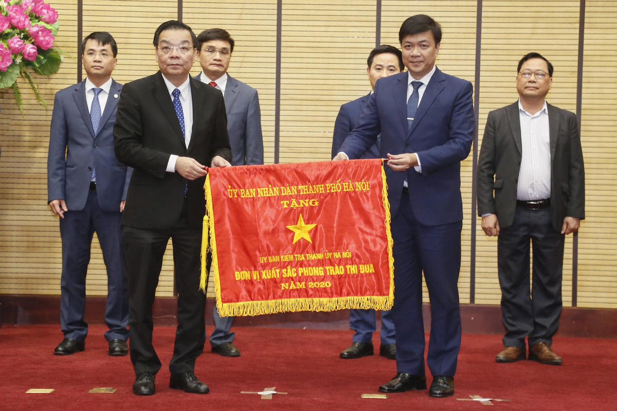 Chủ tịch UBND Thành phố Hà Nội Chu Ngọc Anh trao cờ thi đua của UBND TP Hà Nội cho các đơn vị có thành tích xuất sắc.