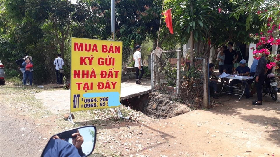 Một điểm giao dịch mua bán đất trong những ngày sốt đất ở xã Tân Lợi và An Khương (huyện Hớn Quản, tỉnh Bình Phước).  