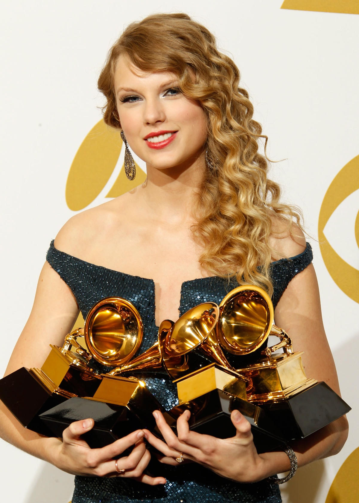 Vào năm 2010, Taylor Swift “công chúa nhạc đồng quê” đã giành được 4 giải thưởng Grammy cho các mục Album của năm.