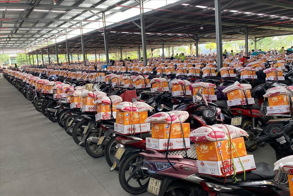 Những suất quà được Công ty bố trí lực lượng chằng buộc sẵn trên xe cho công nhân.