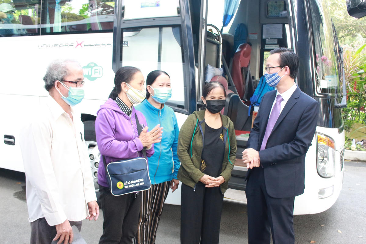  'Chuyến xe nghĩa tình' chính thức lăn bánh, đưa gần 1.000 người lao động về quê đón Tết