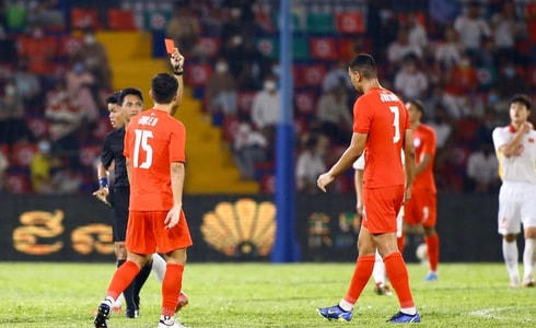 U23 Singapore càng thêm khó khăn khi trung vệ Jordan Emaviwe phải nhận thẻ đỏ rời sân.