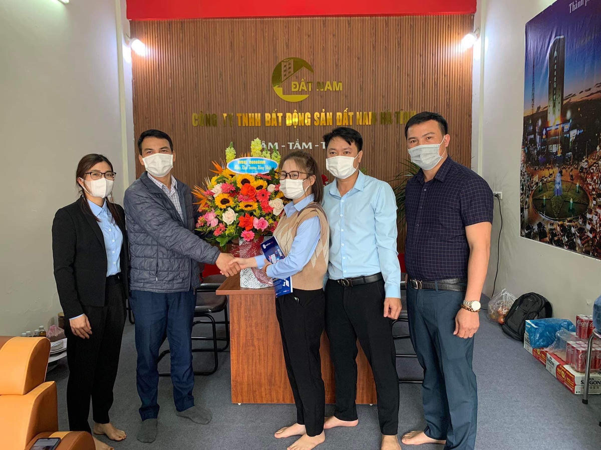 Công ty bất động sản này vừa mới khai trương. Công ty có địa chỉ mặt đường Hà Huy Tập - QL1A.