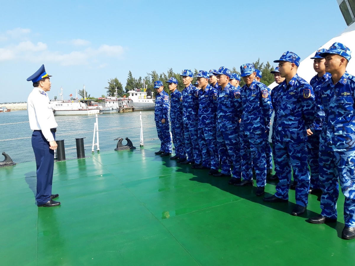 Đại tá Lê Phúc Tiến,Chính ủy Hải đoàn 21, quán triệt nhiệm vụ cho tàu CSB 4038 trước khi tàu đi làm nhiệm vụ.