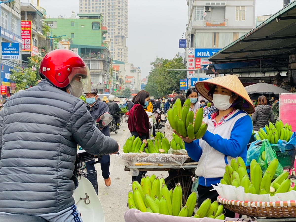 Người dân Quảng Ninh đổ đi sắm Tết