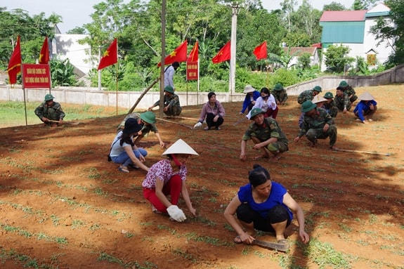 Bộ đội và người dân chung tay bảo vệ môi trường.