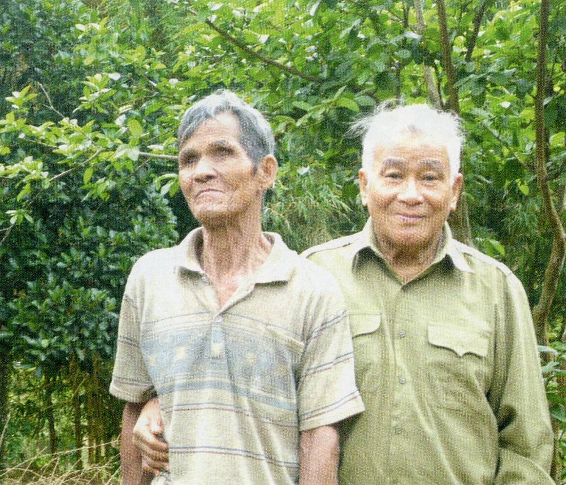 Anh hùng Alăng Bhuôch (bên trái) và nhà văn Nguyễn Chí Trung.