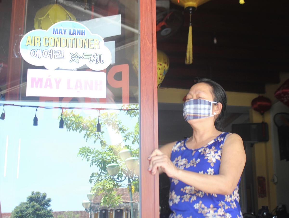 Người dân TP Hội An dọn dẹp nhà cửa để buôn bán.
