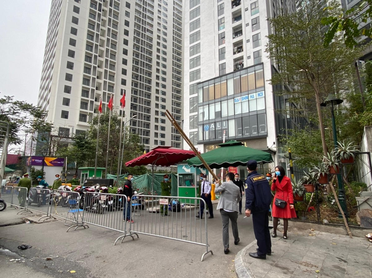 Chung cư Garden Hill, Trần Bình, Nam Từ Liêm bị phong toả - nơi sinh sống của BN2009. Ảnh: Lan Anh.