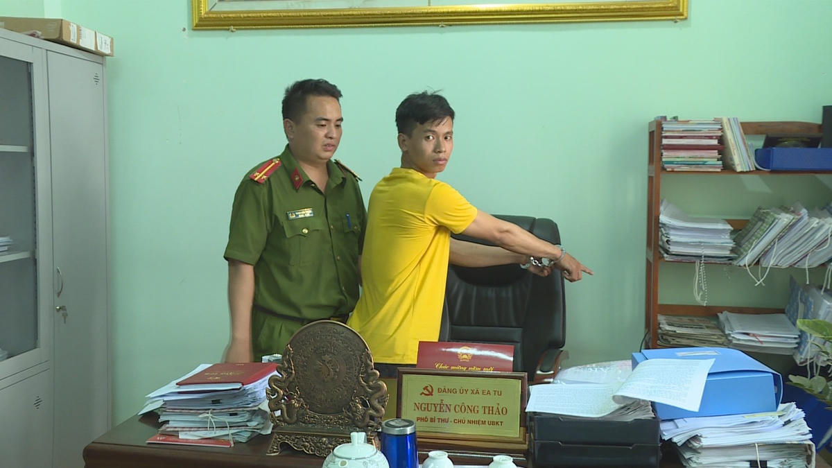 Đối tượng Trần Viết Tiến được đưa đến trụ sở UBND xã Ea Tu để thực nghiệm điều tra.