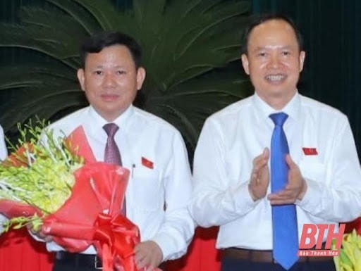 Bí thư Tỉnh ủy, Chủ tịch HĐND tỉnh Thanh Hóa Trịnh Văn Chiến tặng hoa chúc mừng Phó Chủ tịch UBND tỉnh Thanh Hóa Nguyễn Văn Thi. (Nguồn: Báo Thanh Hóa).