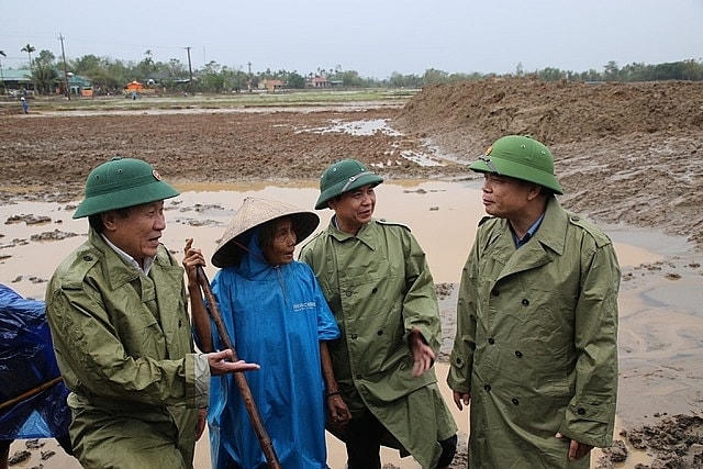 Bộ trưởng Bộ NNPTNT Nguyễn Xuân Cường kiểm tra công tác cải tạo đồng ruộng sau bão lũ.