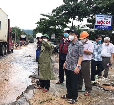 Phó Chủ tịch Thường trực UBND tỉnh Nguyễn Tuấn Thanh chỉ đạo khắc phục sạt lở đất trên QL 1D.