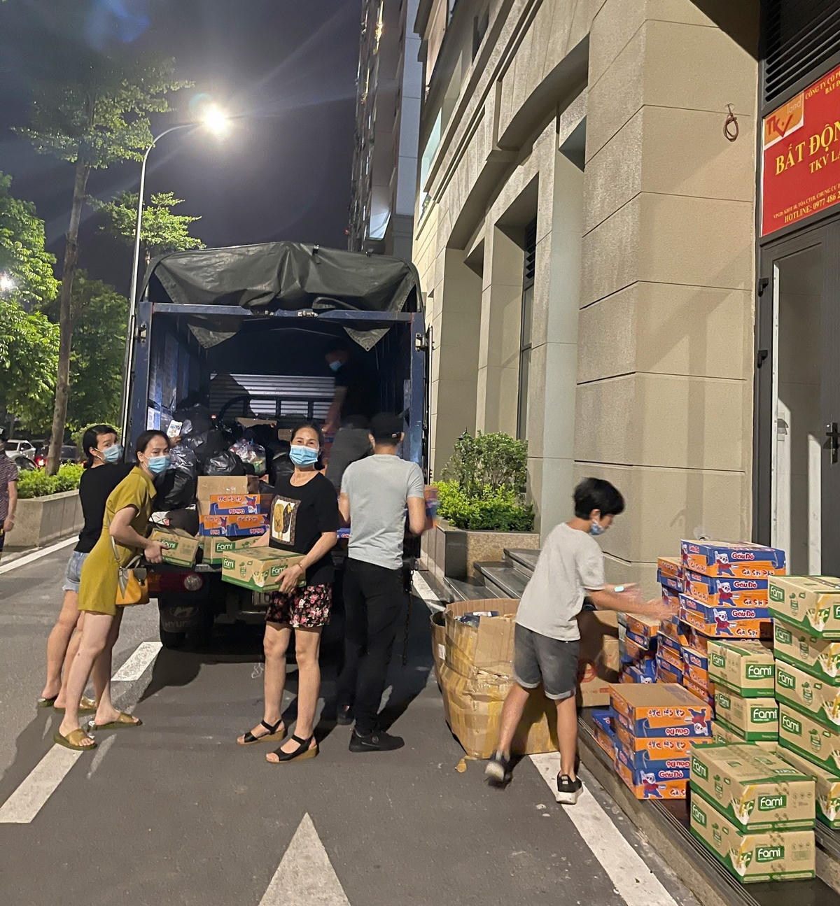 Ngoài bánh, nước, một số loại nhu yếu phẩm cũng được gửi tặng người dân vùng dịch.