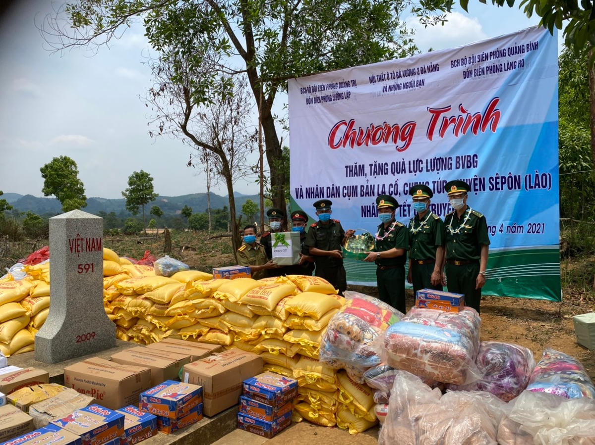 Đồn Biên phòng Hướng Lập phối hợp với các đơn vị liên quan đã đến thăm và tặng quà cho lực lượng Bảo vệ biên giới và nhân dân nước bạn Lào.
