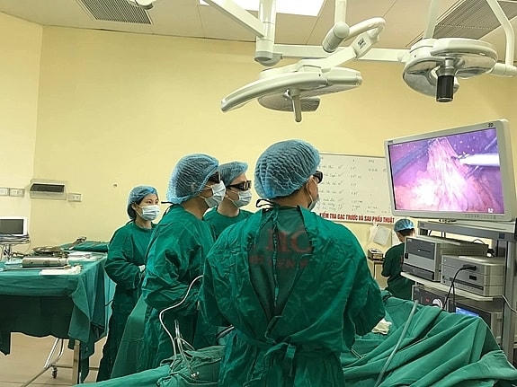 Bác sĩ Bệnh viện K trong một ca chữa trị cho bệnh nhân.