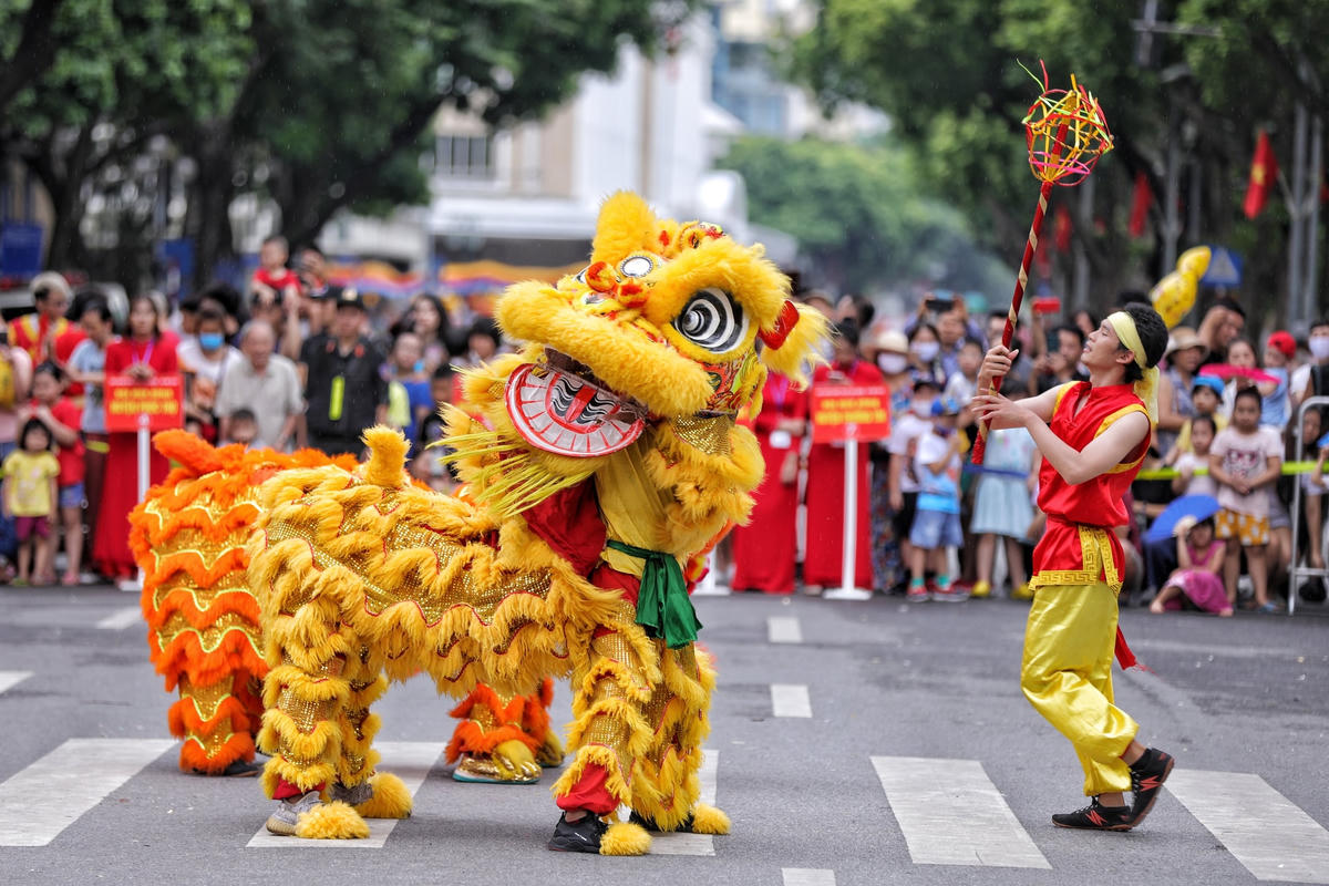 13 đội múa Rồng đua tài quanh hồ Hoàn Kiếm
