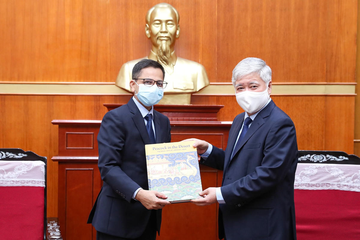 Chủ tịch Đỗ Văn Chiến nhận quà lưu niệm từ Đại sứ Pranay Verma.