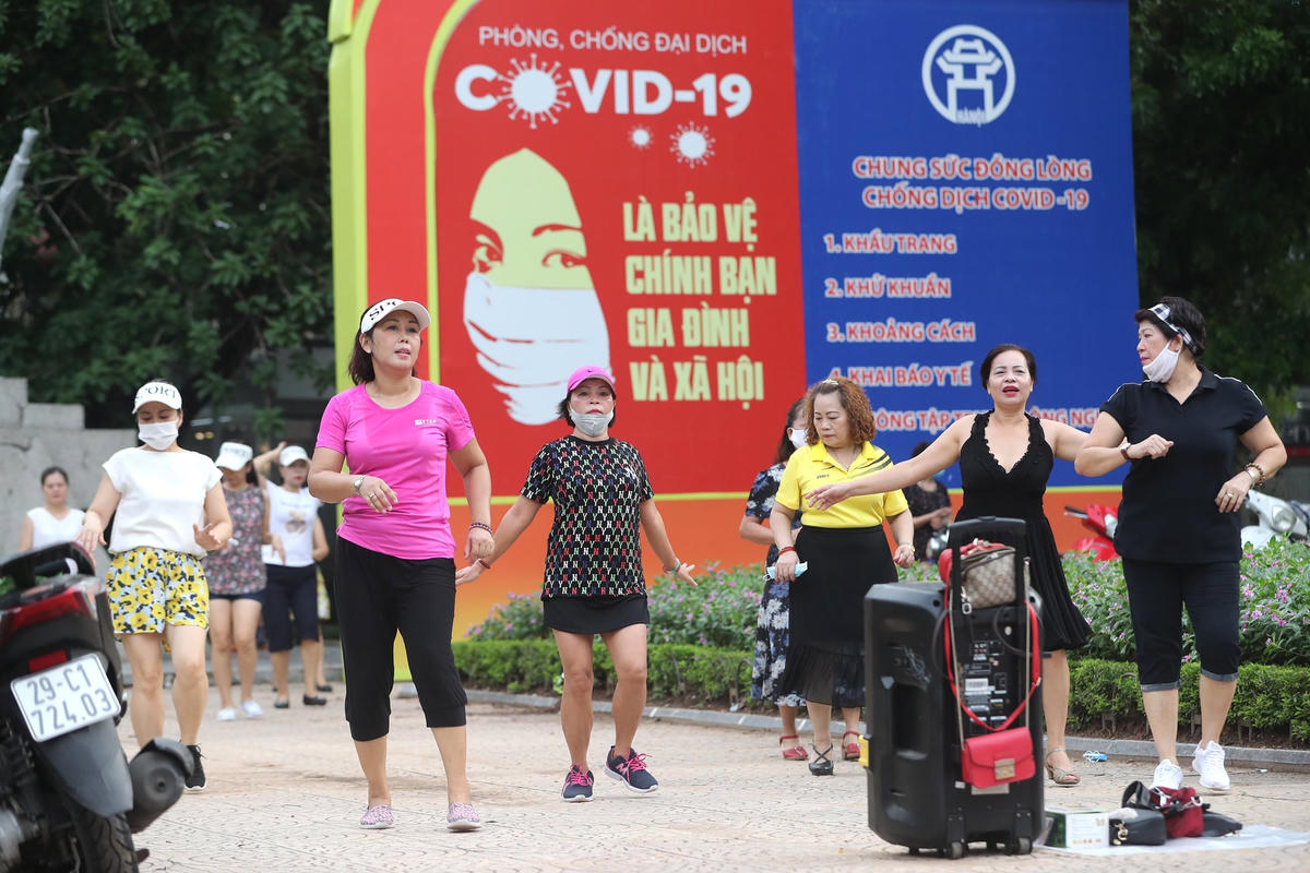 Vô tư tập thể dục bên Hồ Gươm.  