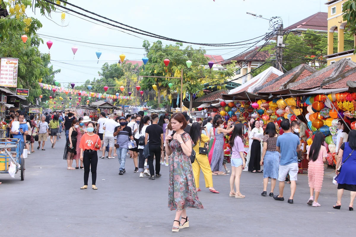 Đông đảo du khách đi bộ tham quan phố cổ Hội An.