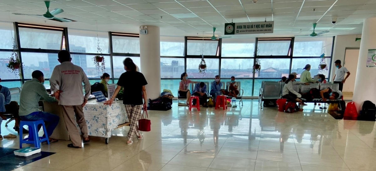 Nhiều bệnh nhân ung thư đợi chờ xạ trị suốt hai tháng qua tại BV Ung bướu Thanh Hoá.  