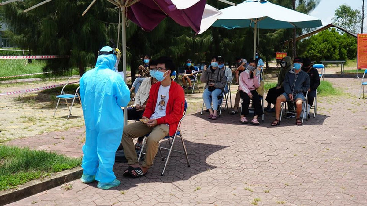 Hơn 720 người dân Quảng Ngãi bị mắc kẹt ở Đà Nẵng về quê an toàn