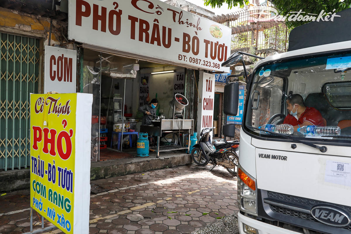 Nhiều lái xe đã dừng lại mua những suất ăn để không phải ăn lương khô, bánh mì nhằm đảm bảo cho sức khỏe còn phục vụ công việc.
