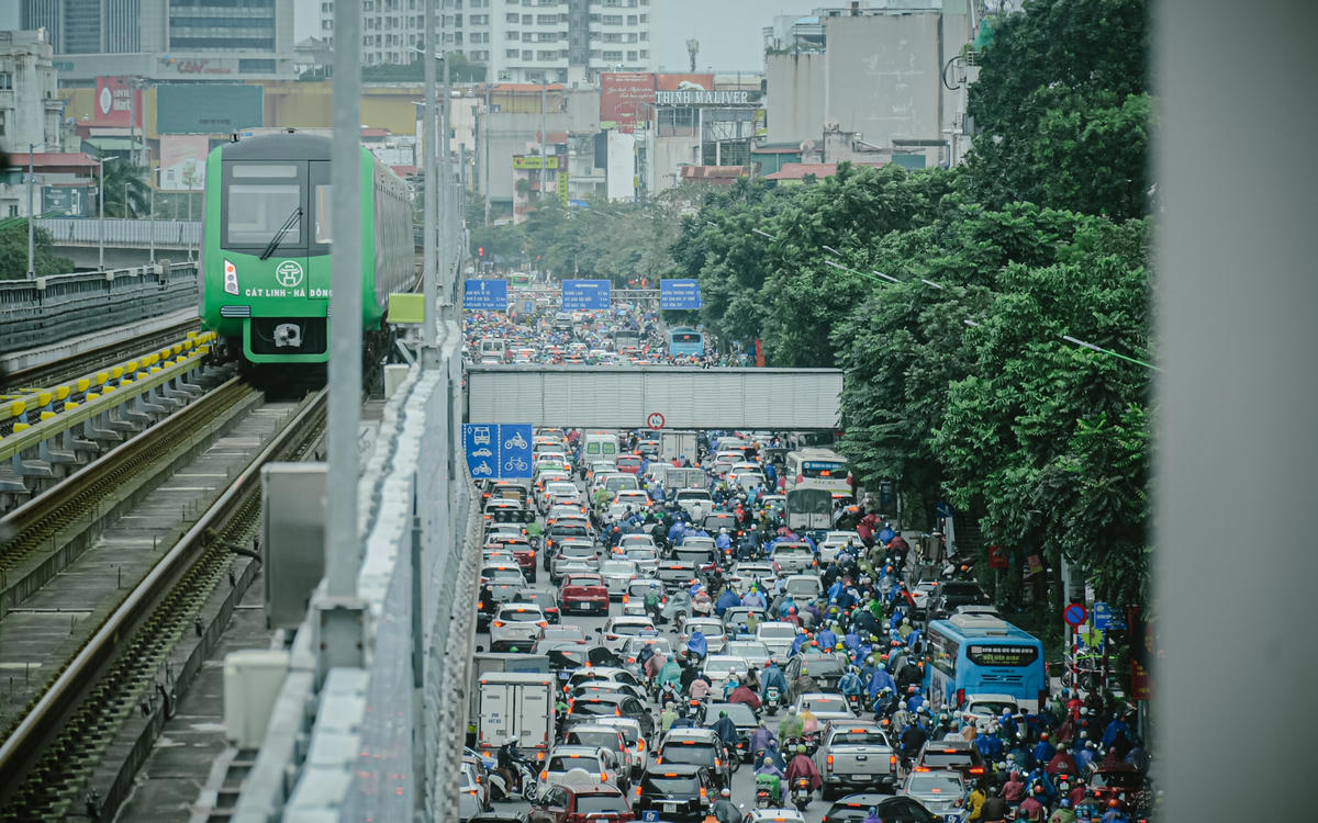 Trái ngược với hình ảnh tắc đường bên dưới tàu đường sắt Cát Linh – Hà Đông vẫn băng băng chở hàng trăm hành khách.