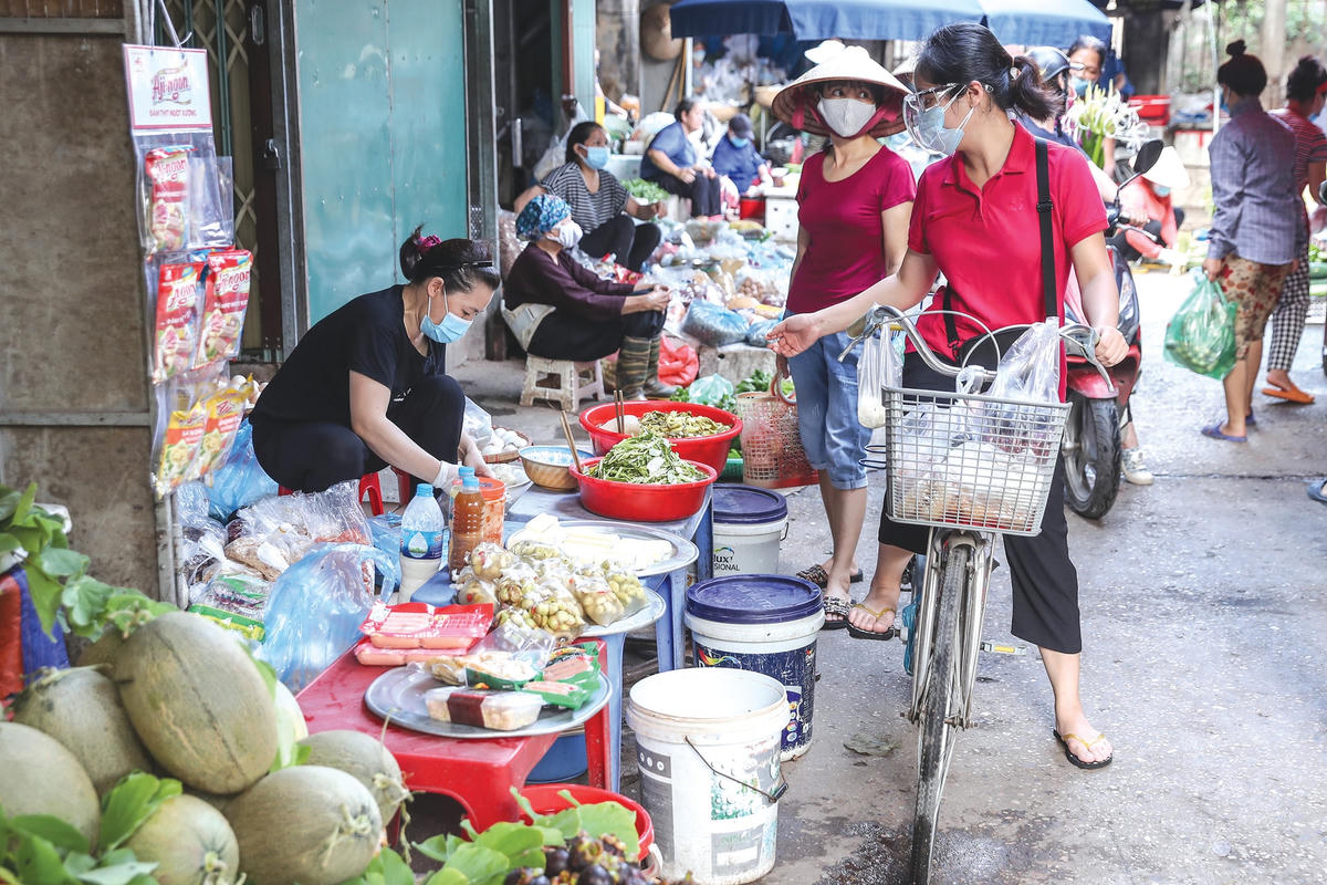 Hàng hóa trong chợ đảm bảo cung ứng cho người dân.