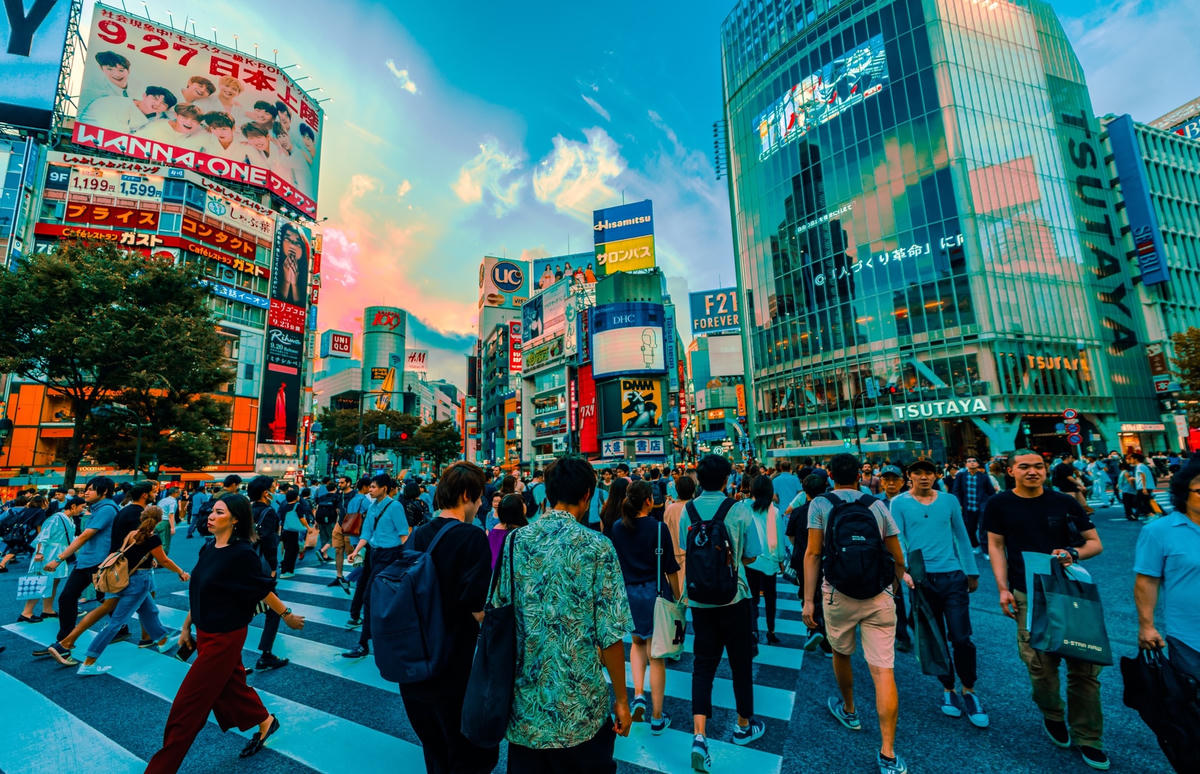 Con đường Shibuya nổi tiếng chật kín người đi lại ở thủ đô Tokyo. Ảnh: Unsplash.