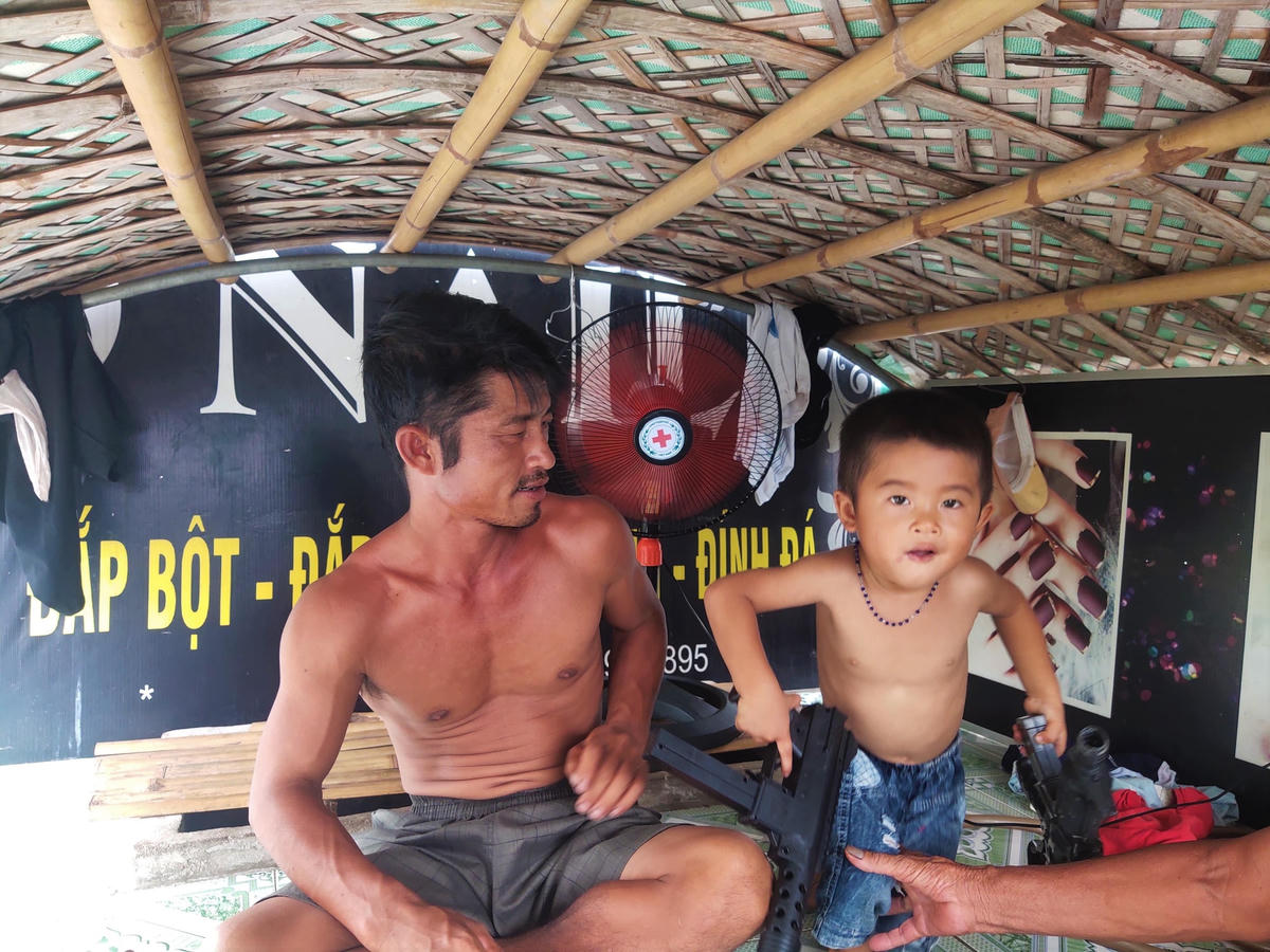 Anh Nguyễn Văn Lợi (42 tuổi) hiện đang sống cùng vợ và 3 người con. Trước cái nắng như đổ lửa, dù đã bật quạt hết công suất nhưng cả anh và đứa con trai út đều phải cởi trần cho đỡ nóng.