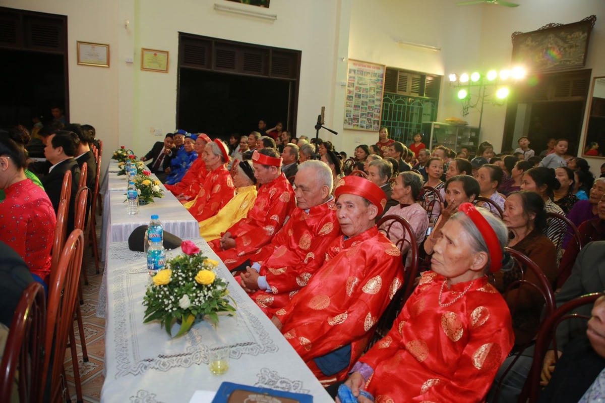 Các cụ cao tuổi phấn khởi tham dự ngày hội trên quê hương mình