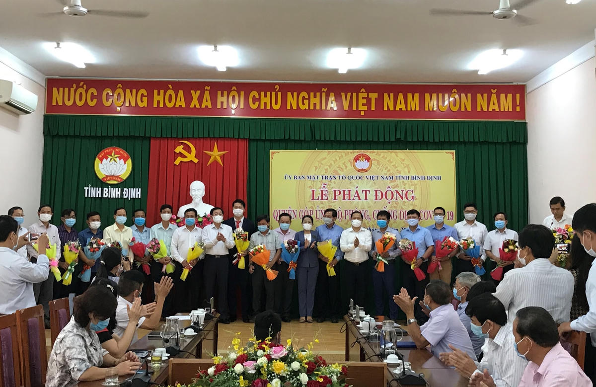 Bí thư Tỉnh ủy Hồ Quốc Dũng và Chủ tịch MTTQ Việt Nam tỉnh Bình Định Nguyễn Thị Phong Vũ chụp ảnh lưu niệm cùng các nhà hảo tâm tại Lễ phát động.