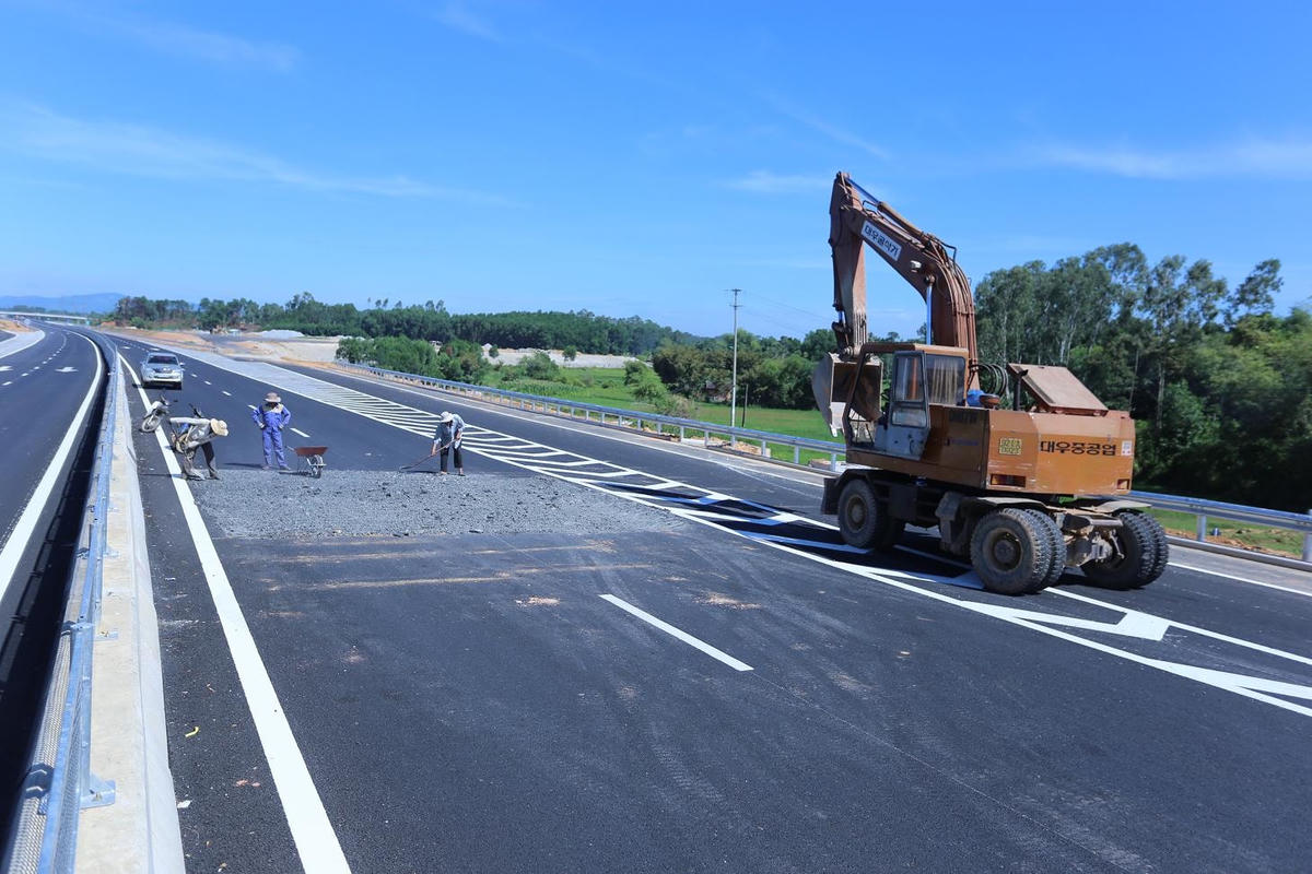Sửa chữa đường cao tốc Đà Nẵng – Quảng Ngãi bị hư hỏng.