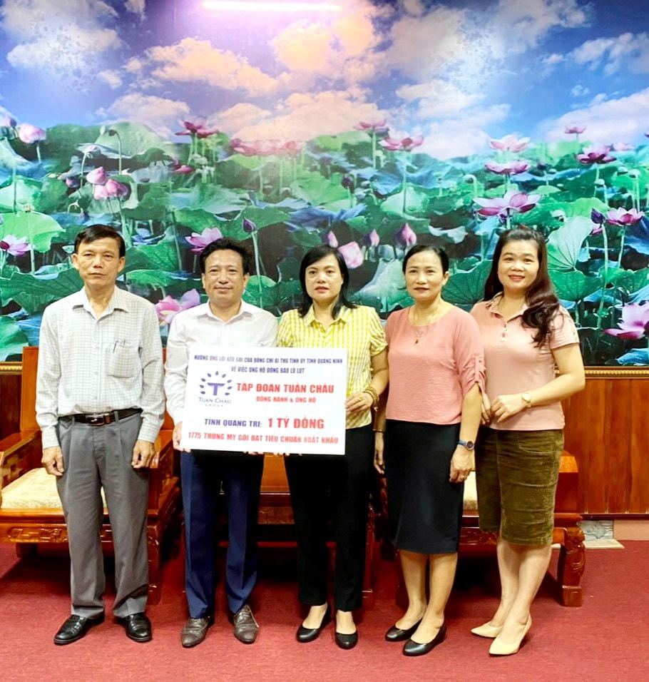 Lãnh đạo Ủy ban MTTQ Việt Nam tỉnh Quảng Trị tiếp nhận ủng hộ từ các nhà hảo tâm hỗ trợ người dân khắc phục hậu quả do mưa lũ.
