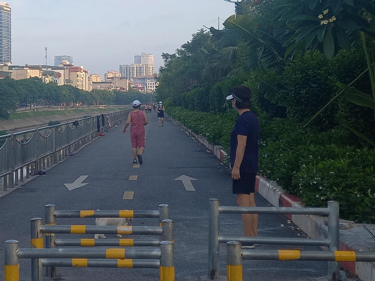 Phần đường đi bộ bên đường Láng từ Cầu Giấy đến Ngã Tư Sở có chiều dài khoảng hơn 3 km. Ngay từ sáng sớm, nhiều người dân sinh sống gần đây đã đổ về khu vực này để tập thể dục.
