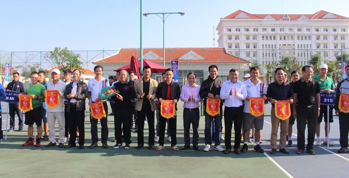 Lãnh đạo tỉnh tặng hoa và cờ lưu niệm cho các VĐV.