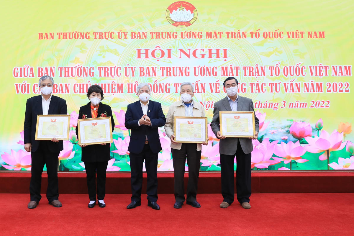 Chủ tịch Đỗ Văn Chiến trao Bằng khen cho các vị đã có nhiều đóng góp cho hoạt động của HĐTV trong năm 2021. Ảnh: Quang Vinh.