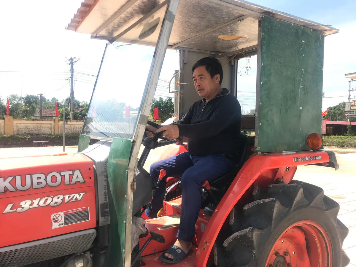 "Ông Mặt trận" Nguyễn Công Hoan lái máy cày chuyên dụng của nhà đến kéo thuyền, của cải của dân đến nơi an toàn.  