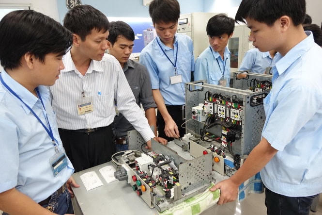 Giờ học thực hành của sinh viên chất lượng cao khoa Điện công nghệ tự động trường ĐH Sư phạm kỹ thuật TP HCM.