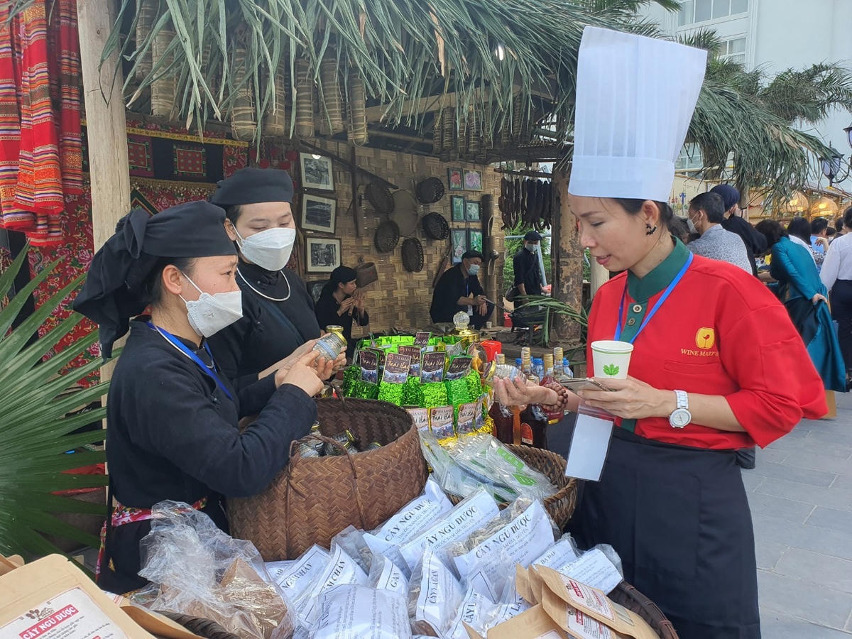 Sản phẩm của đồng bào vùng cao góp mặt trong không gian trưng bày.