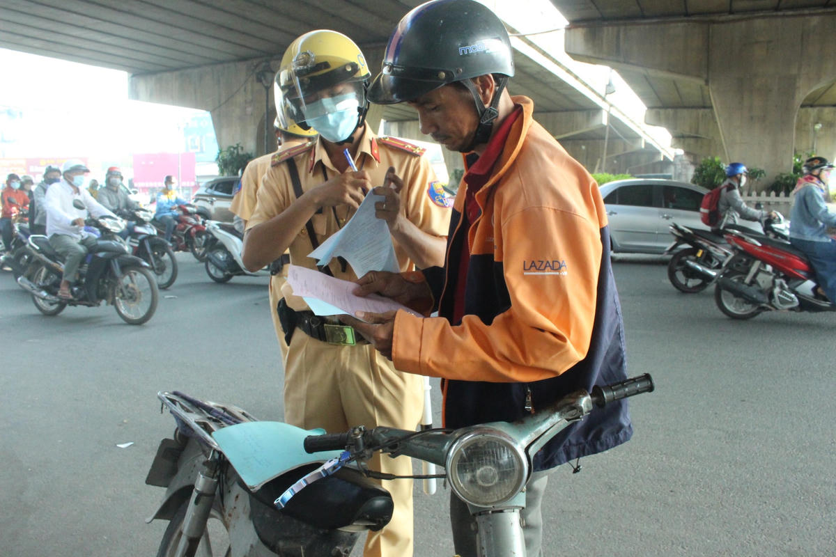 Một phương tiện xe cũ nát bị xử lý.