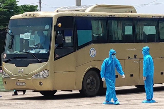 Lực lượng y tế tỉnh Đồng Nai thực hiện nhiệm vụ tại một khu cách ly tập trung.  